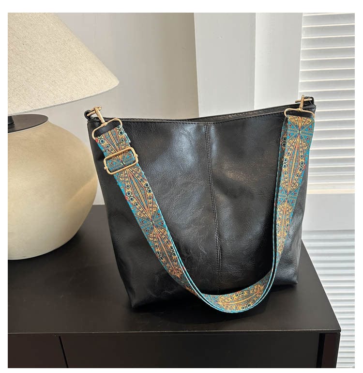 Chic and Functional Women's Shoulder Bag