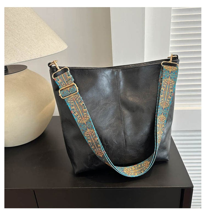 Chic and Functional Women's Shoulder Bag