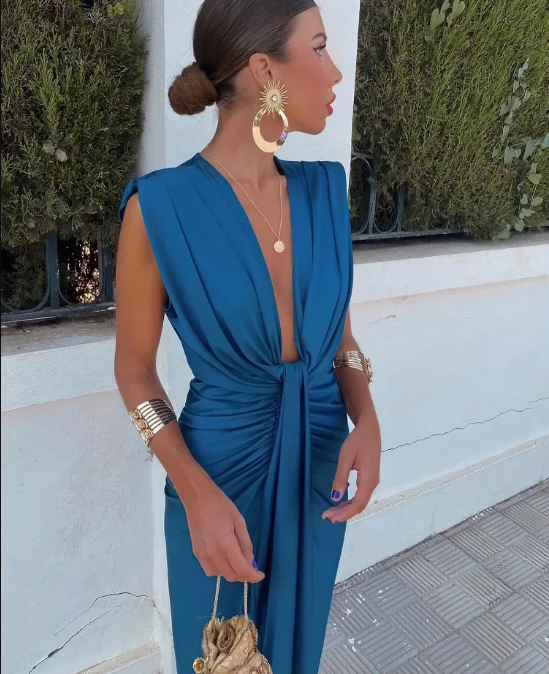 Dorothea | Elegant Evening Gown with Plunging Neckline